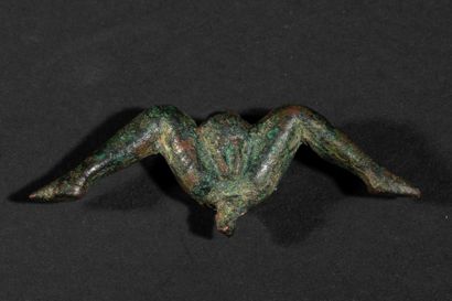 null Amulette représentant des jambes écartées et un sexe masculin en érection.
Bronze...
