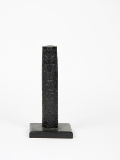 null Totem miniature en argilite
Style Haida
H 18,5 cm
