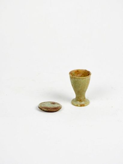 null Foundation vase made of frit. Lid present.
Remains of inscriptions.
H 4 cm
Late...