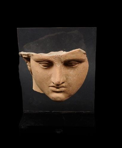 null Feminine face of divinity.
Terracotta. Greek art. Hellenistic period. IV- I°...