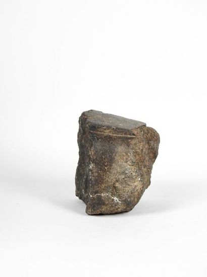 null Headless bust with inscriptions in front and on the dorsal pillar. W 13 cm,...