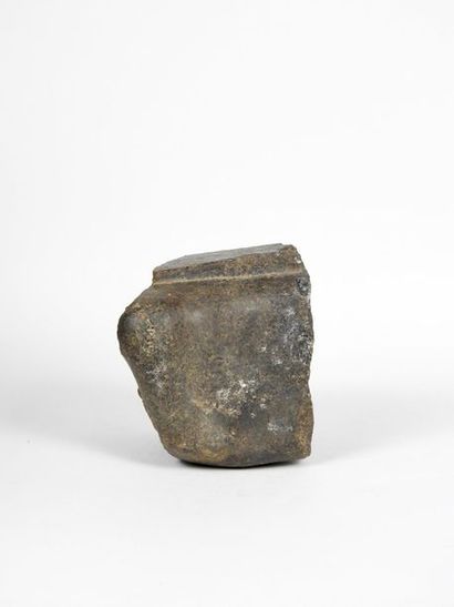 null Headless bust with inscriptions in front and on the dorsal pillar. W 13 cm,...