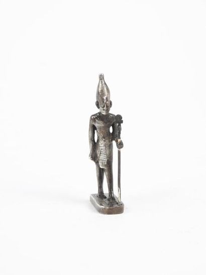 null Pharaon marchant portant la mitre tenant un bâton orné d'un nœud d'Isis de type...