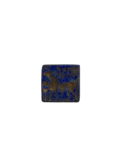 null Cachet en lapis lazuli représentant un zébu avec inscriptions.
Environ L 2,...