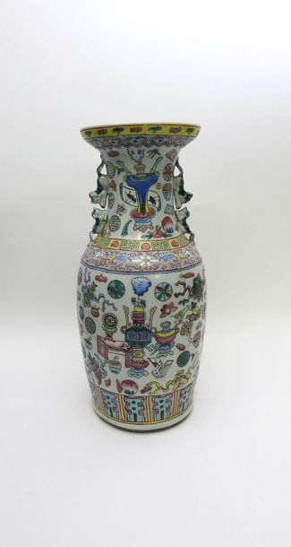null Chine

Grand vase balustre en porcelaine à décor polychrome d'objets de Lettré.Fin...