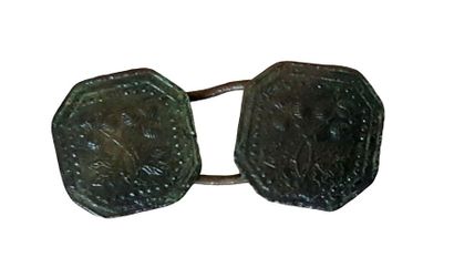 null Paire de boutons de cape à décor végétal

Bronze 14 cm

Fin du Moyen Age