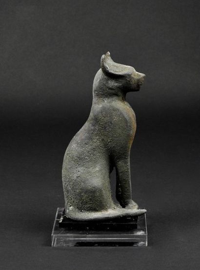 null Grand chat en bronze à patine crouteuse

14 cm

Ancien travail egyptien