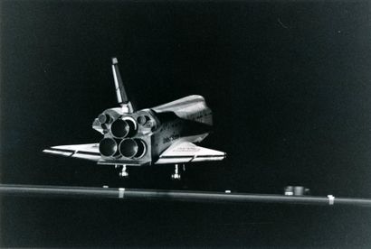 null NASA. Aterrissage de nuit de la navette spatiale Endeavour. Circa 1990. Tirage...