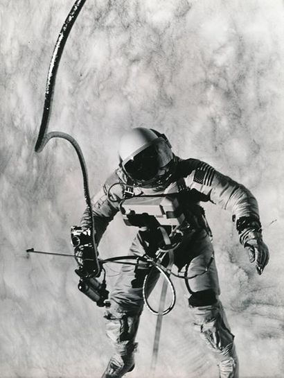 null Nasa. L'astronaute Ed. White flotte dans l'Espace en orbite au dessus du globe...