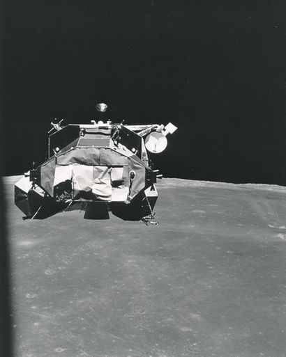 null NASA. Mission Apollo 16. Belle vue du module lunaire vu depuis le module de...
