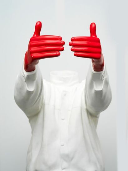 Liu Bolin Liu (né en 1973)

Red Hands 

Scultpure en résine ,fibre de verre et argile...
