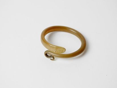 null Bracelet en corne en forme de serpent.Travail indien.XIX-XXès.