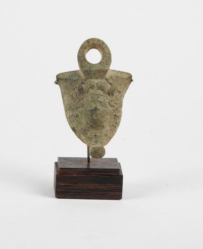 null Attache.Bronze orné d’une tête.Epoque romaine.

H : 8 cm.