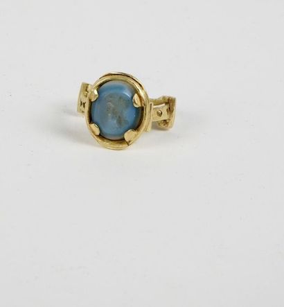 null Bague ornée d’une intaille avec monture en or au visage romain.