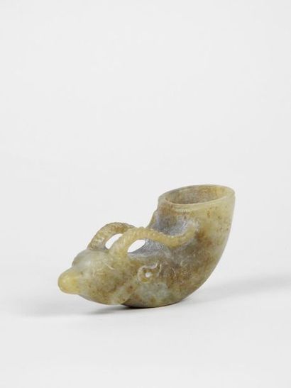 null Rhyton votif style des Dynasties Archaïques.Jade néphrite.L :7cm.