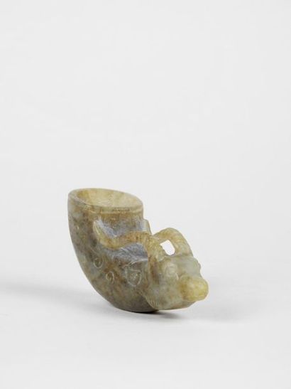 null Rhyton votif style des Dynasties Archaïques.Jade néphrite.L :7cm.