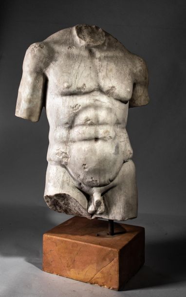 null Torse d’homme nu à la musculature athlétique la sculpture se finissant à la...