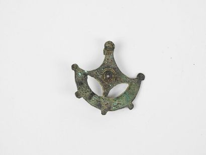 null Fibule en croissant ajouré

 en bronze d’époque romaine.

L :4cm.