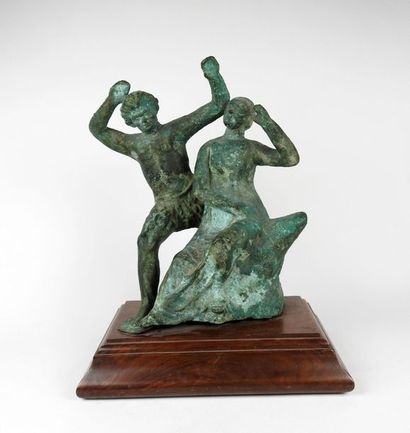 null Groupe en bronze de très grande taille représentant un femme et un homme dansant

Bronze...
