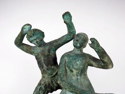 null Groupe en bronze de très grande taille représentant un femme et un homme dansant

Bronze...