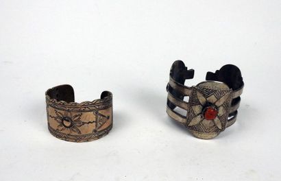 null Ensemble de 2 bracelets berbères, dont un à décor de pierres et un à décor géométrique

6,5...