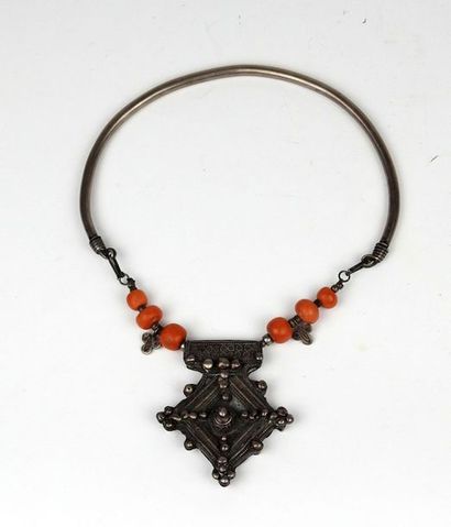 null Grand collier à décor de perles et pendentif géométrique en forme de croix

Argent...