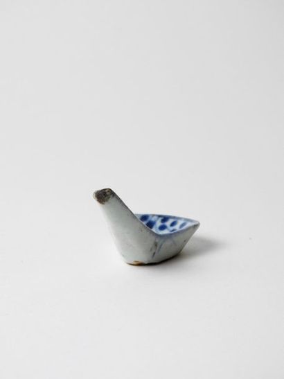 null Louche.Porcelaine blanc bleu à glaçure..Epoque Ming. XIV-XVIIès.L :9cm