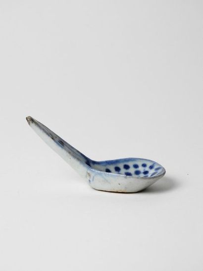 null Louche.Porcelaine blanc bleu à glaçure..Epoque Ming. XIV-XVIIès.L :9cm