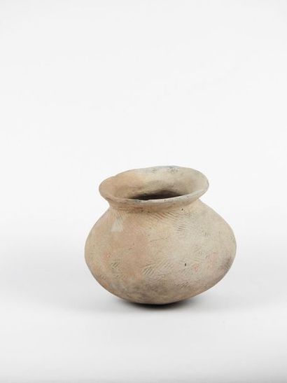 null Vase en terre peu cuite à décor incisé rappelant la vannerie.Epoque néolithique...
