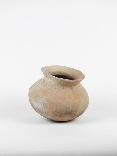 null Vase en terre peu cuite à décor incisé rappelant la vannerie.Epoque néolithique...