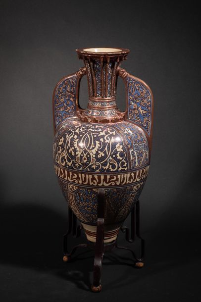 null Grand vase à anses en céramique polychrome ornée

aux couleurs émaillées et...