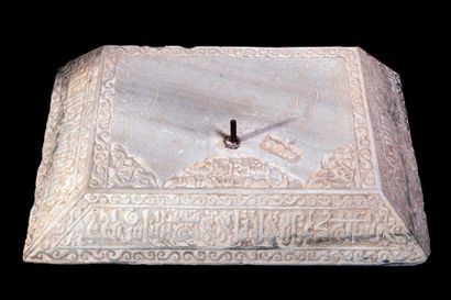 null Cadran solaire en marbre blanc,portant le nom de Shaykh Abu ‘I-Hasan al Mansur.En...
