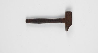 null Rare petit marteau en fer servant comme outil pour les tsubas.L :6cm ;Epoque...