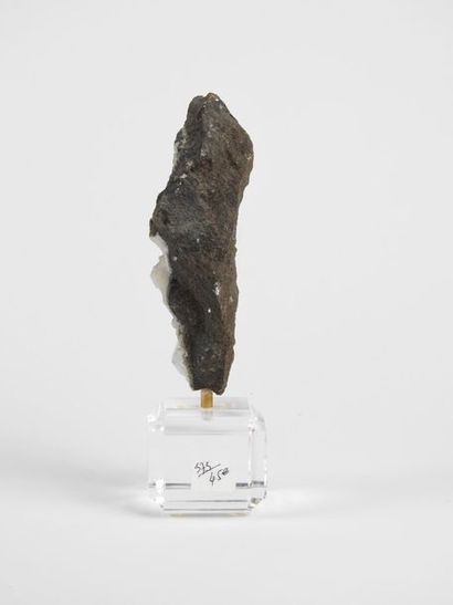 null Apophyllite.Zéolite des Indes sur matrice de basalte.H :15cm.