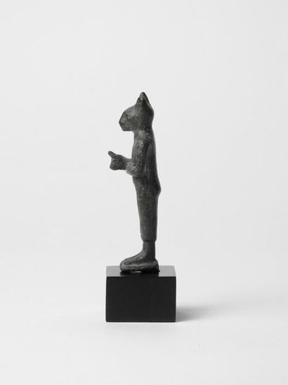 null Déesse chatte Bastet.

Elle tenait probablement une situle disparue.Bronze.Epoque...