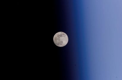Pleine Lune terrestre photographiée depuis...