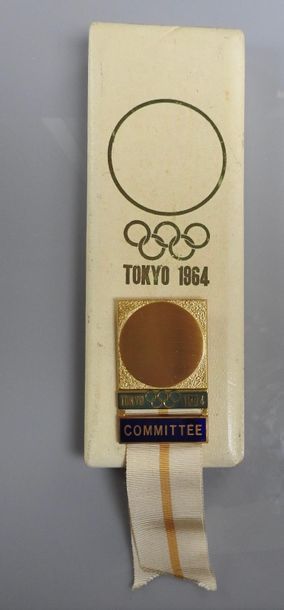 null Tokyo 1964, badge officiel en métal pour le Committee Dans son écrin offici...