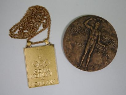 null Deux pièces : a) médaille polonaise sur Lake Placid 1980, athlète nu avec palme,...