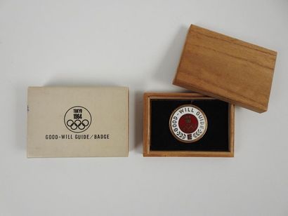 null Tokyo 1964, badge God will Guide official avec logo anneaux émaillé blanc rouge...