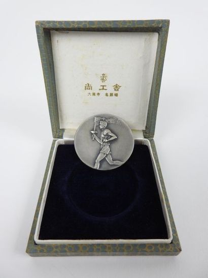 null Tokyo 1964, médaille en métal argenté, le porteur de flamme, avers : porteur...
