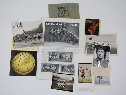 null Basket féminin. Neuf pièces :a ) photo basket de plage, vers 1930, 13x17; b)...