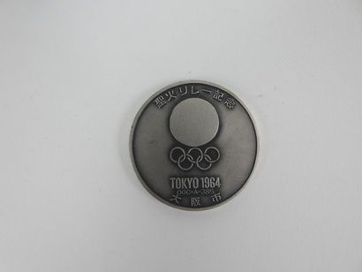 null Tokyo 1964, médaille en métal argenté, le porteur de flamme, avers : porteur...
