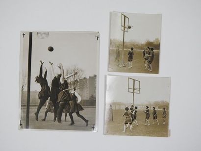 null Basket féminin. Trois photos originales, importantes :a) Deux (15x16, 15x12)...
