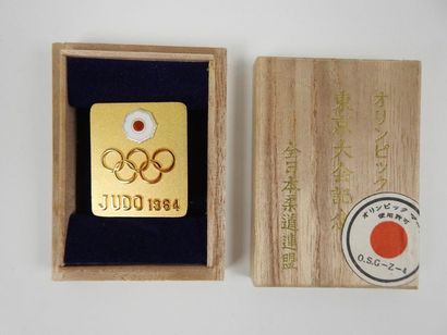 null Tokyo 1964 : badge boucle de ceinture officiel du Judo métal doré avec anneaux,...