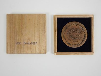 null Tokyo 1964, médaille officielle d'althérophilie, avers : altères plus vasque...