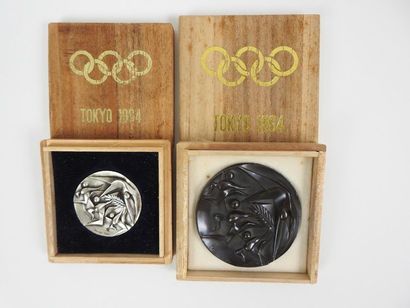 null Tokyo 1964, deux médailles officielles de participants, a : grand module en...