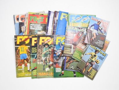 null Ensemble de 5 titres et d'une vingtaine revues :a) Foot Mag, 1976 (4); b) Foot...