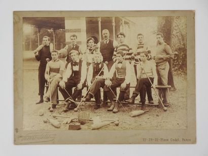 null Photo originale de Pierre Delet. Vers 1890. Onze champions en herbe posent autour...