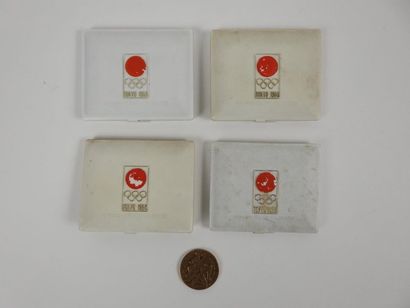 null Tokyo 1964, cinq pièces commémoratives "Les sprinteurs" (rondes, diam. 3 cm)...