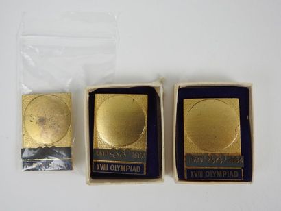 null Tokyo 1964, trois exemplaires badge officiel en métal doré soleil levant avec...